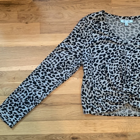 SHE + Sky Cropped Long Sleeve V-Neck Leopard Print Top Black & Gray Women’s L - Picture 3 of 13